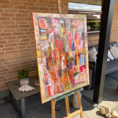 Geisha abstrakt maleri i flotte røde og gyldne nuancer