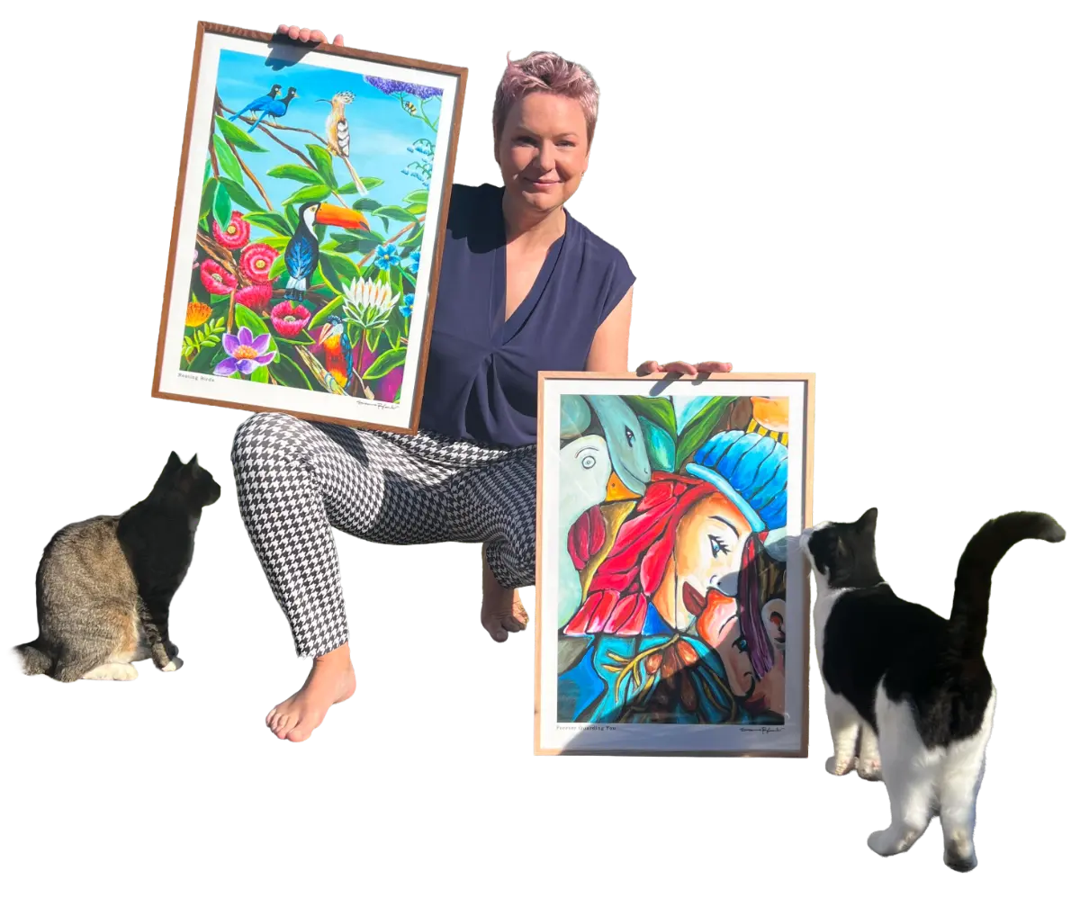 Susanne Rylander med kunstplakater og katte